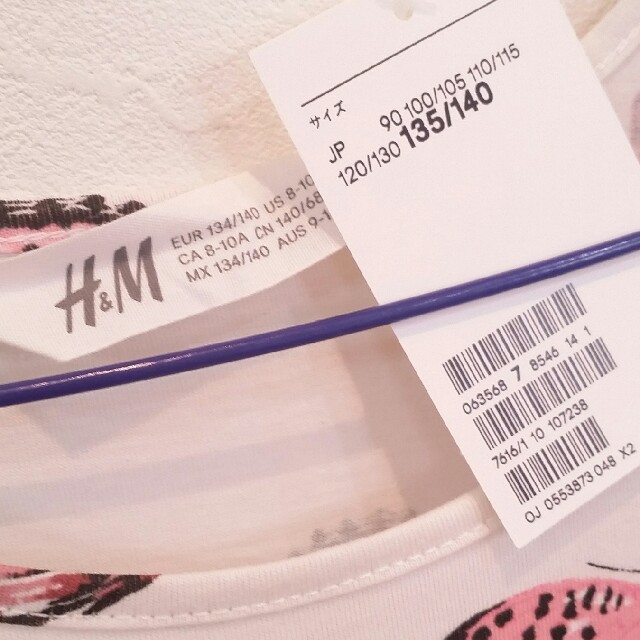 H&M(エイチアンドエム)の新品　H&M ワンピース　135/140　蝶々 バタフライ ①　キッズ キッズ/ベビー/マタニティのキッズ服女の子用(90cm~)(ワンピース)の商品写真
