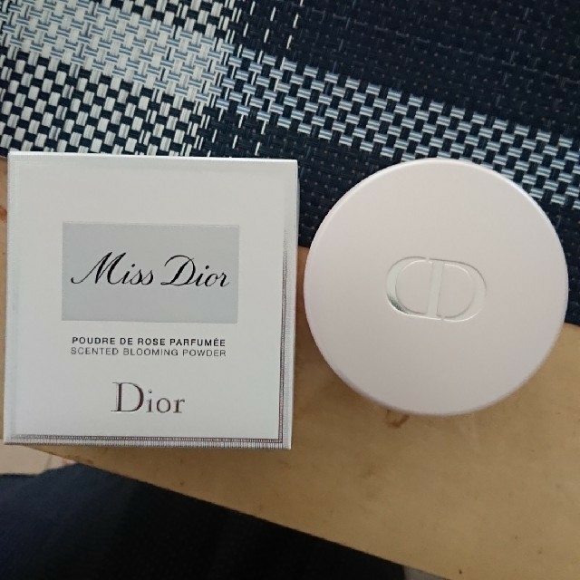 Christian Dior(クリスチャンディオール)の【新品・未開封】ディオールボディパウダー  プレゼント包装にて発送 コスメ/美容のベースメイク/化粧品(パウダーアイブロウ)の商品写真