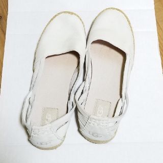 アグ(UGG)のUGG フラットシューズ(スリッポン/モカシン)