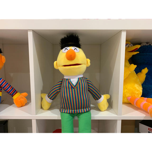 SESAME STREET(セサミストリート)ののぶん様専用 KAWS × SESAME STREET バート エンタメ/ホビーのおもちゃ/ぬいぐるみ(ぬいぐるみ)の商品写真