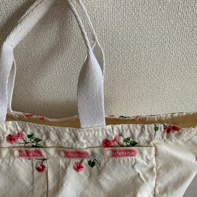 LeSportsac(レスポートサック)のお花の刺繍が可愛いトート レディースのバッグ(トートバッグ)の商品写真