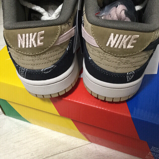 NIKE(ナイキ)のNIKE SB / DUNK LOW PRM QS x TRAVIS SCOTT メンズの靴/シューズ(スニーカー)の商品写真