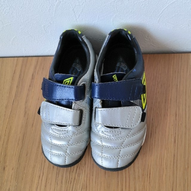 UMBRO(アンブロ)のumbroのサッカーシューズ(キッズ) キッズ/ベビー/マタニティのキッズ靴/シューズ(15cm~)(スニーカー)の商品写真