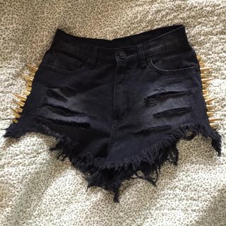 ユニフ(UNIF)のUNIF スタッズデニムショートパンツ(ショートパンツ)