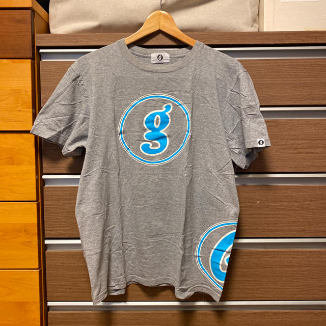 GOODENOUGH(グッドイナフ)のGOODENOUGH gG ロゴTシャツ グレー×水色 メンズのトップス(Tシャツ/カットソー(半袖/袖なし))の商品写真