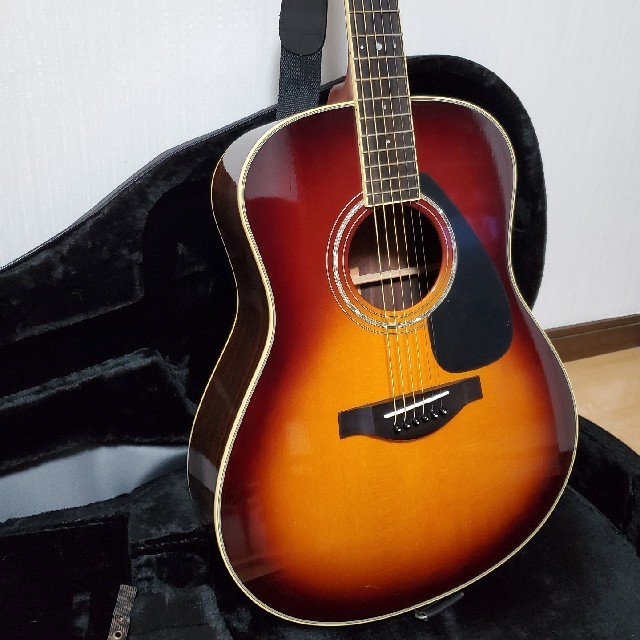 YAMAHAの小ぶりなヴィンテージギターFG-252Bです。