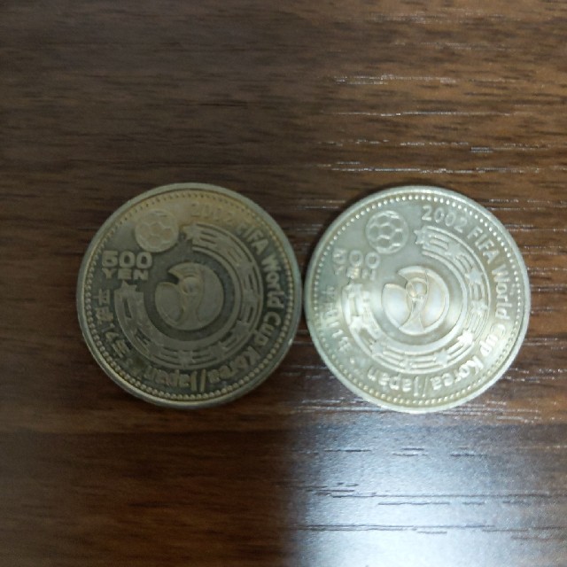 日韓ワールドカップ　記念コイン２枚 スポーツ/アウトドアのサッカー/フットサル(記念品/関連グッズ)の商品写真