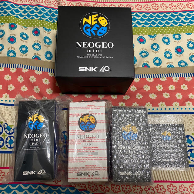 NEOGEO(ネオジオ)のヒー様専用NEO GEO mini 本体+コントローラー2個 エンタメ/ホビーのゲームソフト/ゲーム機本体(家庭用ゲーム機本体)の商品写真