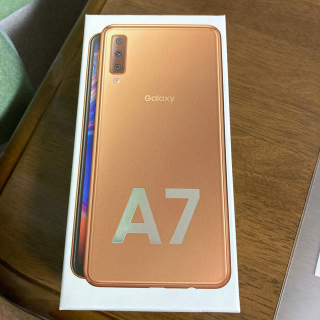 Galaxy(ギャラクシー)のGALAXY A7 ゴールド スマホ/家電/カメラのスマートフォン/携帯電話(スマートフォン本体)の商品写真