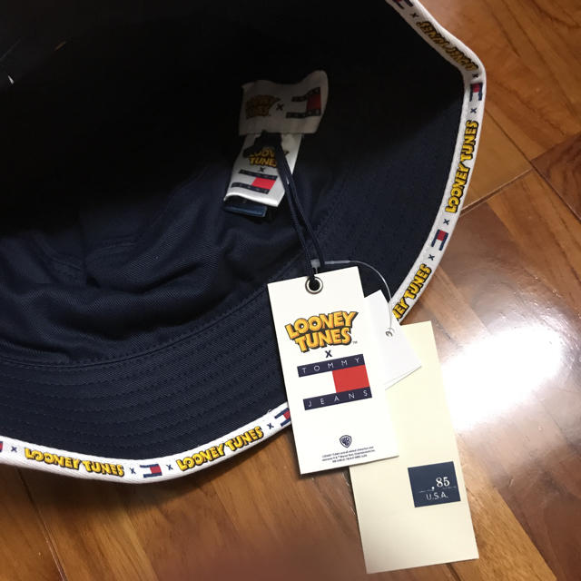 TOMMY HILFIGER(トミーヒルフィガー)のLOONEY TUNES × TOMMY JEANS バケットハット メンズの帽子(ハット)の商品写真