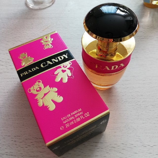 PRADA(プラダ)のPRADA CANDY 20ml ほぼ新品 コスメ/美容の香水(香水(女性用))の商品写真