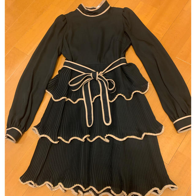 RED VALENTINO(レッドヴァレンティノ)の確約済　レッドヴァレンティノ　黒ワンピース レディースのワンピース(ひざ丈ワンピース)の商品写真