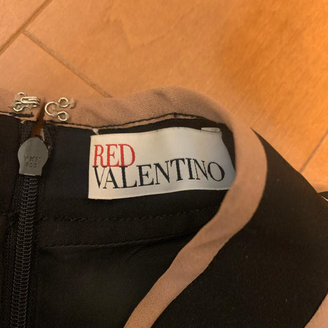 RED VALENTINO(レッドヴァレンティノ)の確約済　レッドヴァレンティノ　黒ワンピース レディースのワンピース(ひざ丈ワンピース)の商品写真