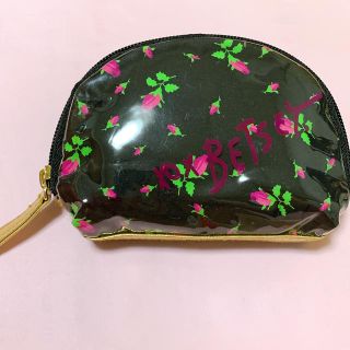 ベッツィジョンソン(BETSEY JOHNSON)のベッツィージョンソン　ポーチ　黒　バラ(ポーチ)