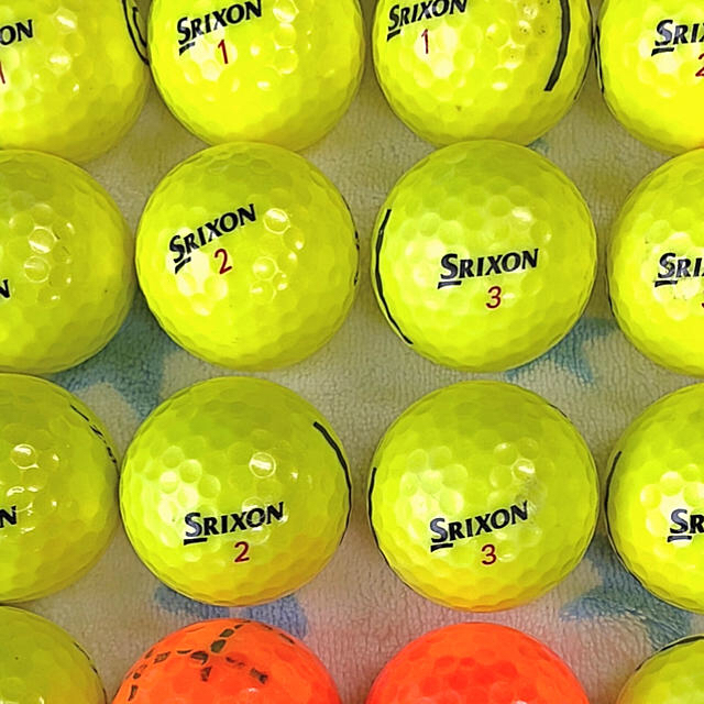 DUNLOP(ダンロップ)のカラースリクソンゴルフボール XＶ　ZＳ20個 チケットのスポーツ(ゴルフ)の商品写真