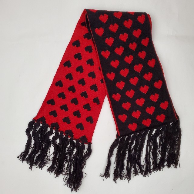 ハート柄マフラー　未使用　黒×赤 レディースのファッション小物(マフラー/ショール)の商品写真