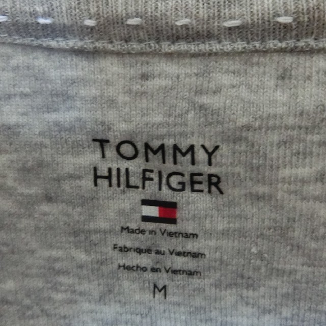 TOMMY HILFIGER(トミーヒルフィガー)の【最終価格！】未使用TOMMY HILFIGERVネック　Tシャツ　グレー　M レディースのトップス(Tシャツ(半袖/袖なし))の商品写真