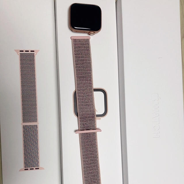 Apple Watch(アップルウォッチ)のいーたん様専用　Apple Watch Series 4（GPSモデル） レディースのファッション小物(腕時計)の商品写真