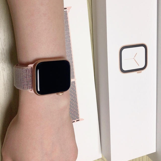 Apple Watch(アップルウォッチ)のいーたん様専用　Apple Watch Series 4（GPSモデル） レディースのファッション小物(腕時計)の商品写真