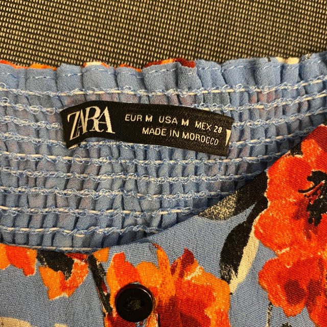 ZARA(ザラ)のヴィンテージ風花柄トップス レディースのトップス(カットソー(半袖/袖なし))の商品写真