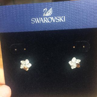 スワロフスキー(SWAROVSKI)のスワロフスキー⭐︎フラワーピアス(ピアス)