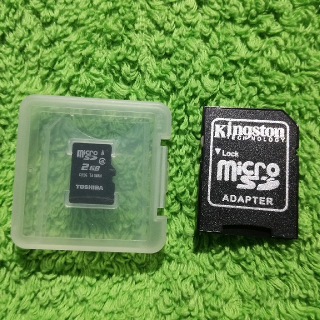 東芝(トウシバ)のマイクロSDカード 2GB 　ケース付き スマホ/家電/カメラのPC/タブレット(PC周辺機器)の商品写真