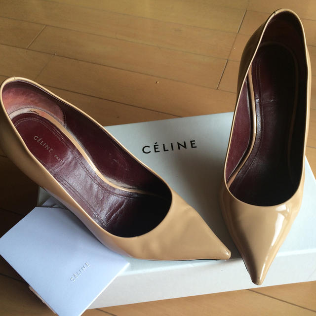 celine(セリーヌ)の値下げセリーヌ ベージュパテントパンプス レディースの靴/シューズ(ハイヒール/パンプス)の商品写真