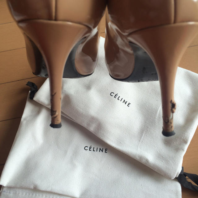 celine(セリーヌ)の値下げセリーヌ ベージュパテントパンプス レディースの靴/シューズ(ハイヒール/パンプス)の商品写真