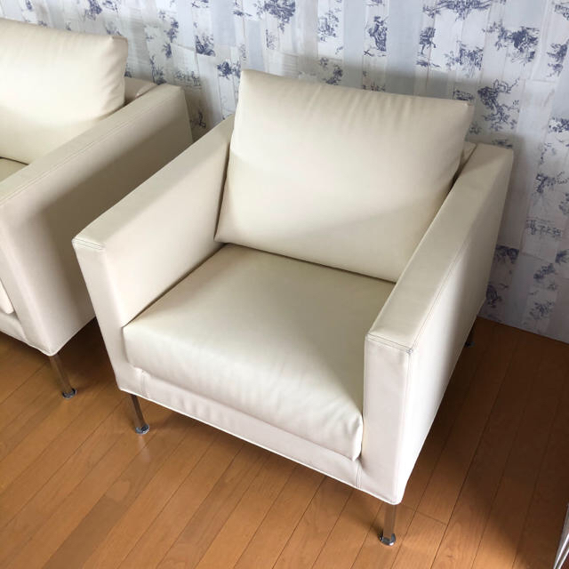 Cassina(カッシーナ)の美品 カッシーナ ボックススモールソファ　白＋黒 2脚セット インテリア/住まい/日用品のソファ/ソファベッド(一人掛けソファ)の商品写真