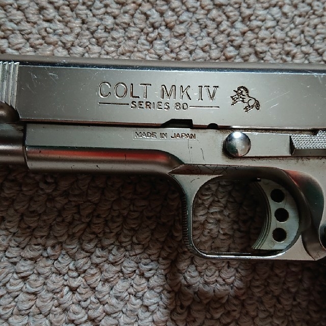 ひまどな様専用 プラ製 COLT MK Ⅳ ガバメント エアガン 銀と黒 エンタメ/ホビーのミリタリー(その他)の商品写真