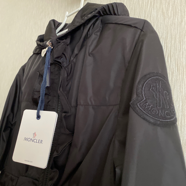 MONCLER(モンクレール)のモンクレール　新品　12A ブラック レディースのジャケット/アウター(スプリングコート)の商品写真