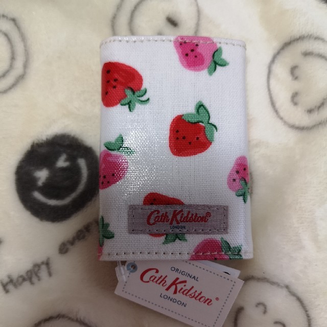 Cath Kidston(キャスキッドソン)の新品　キャスキッドソン　Cath Kidston　キーケース　いちご　タグ付き　 レディースのファッション小物(キーケース)の商品写真