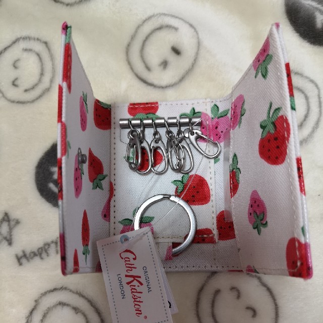 Cath Kidston(キャスキッドソン)の新品　キャスキッドソン　Cath Kidston　キーケース　いちご　タグ付き　 レディースのファッション小物(キーケース)の商品写真