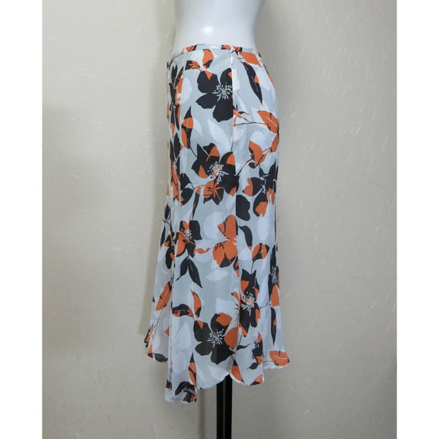 LAUTREAMONT(ロートレアモン)のLAUTREAMONT ロートレアモン　サンドベージュに花柄のスカート 2 レディースのスカート(ひざ丈スカート)の商品写真