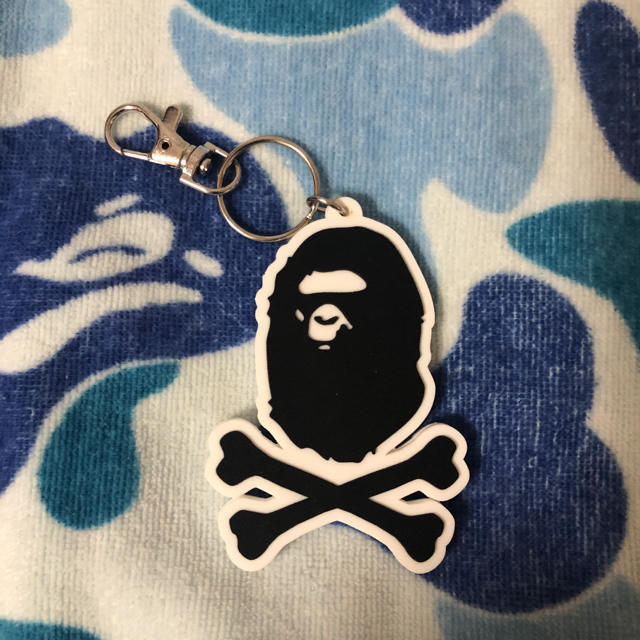 A BATHING APE(アベイシングエイプ)のAPE キーホルダー 新品 シャークパーカー humanmade メンズのファッション小物(キーホルダー)の商品写真