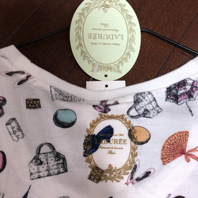 LADUREE(ラデュレ)のTシャツ　LADUREE コラボ Tシャツ ラデュレ マカロン レディースのトップス(Tシャツ(半袖/袖なし))の商品写真
