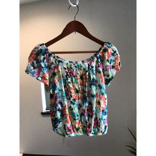 ベルシュカ(Bershka)のBershka 花柄トップス(シャツ/ブラウス(半袖/袖なし))