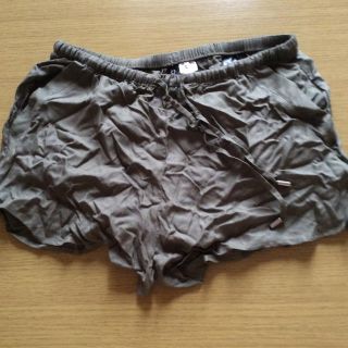 エイチアンドエム(H&M)のH&M カーキショートパンツ ルームウエア(ルームウェア)