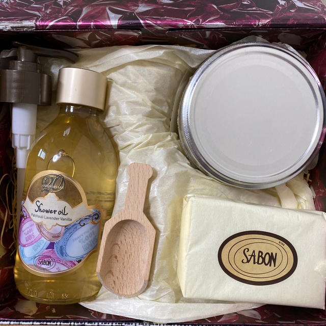 SABON(サボン)の【未使用】SABON シャワーオイル・ボディスクラブセット コスメ/美容のボディケア(バスグッズ)の商品写真