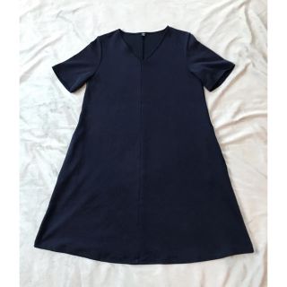 ユニクロ(UNIQLO)の美品♡ ユニクロ　Aライン膝丈ワンピース (半袖) Vネック(ひざ丈ワンピース)