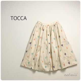 トッカ(TOCCA)のTOCCA トッカ . ドビーストライプ 刺繍 フレア スカート(ひざ丈スカート)