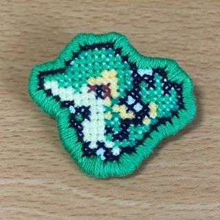 ハンドメイド ポケモン ブローチ クロスステッチ　ツタージャ(コサージュ/ブローチ)