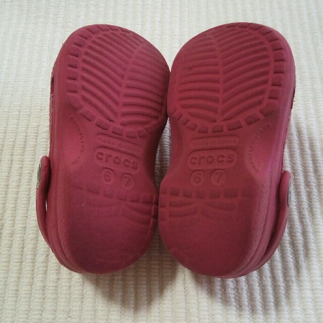 crocs(クロックス)の中古　crocs クロックス c6/7  ベビー キッズ  サンダル 朱色 キッズ/ベビー/マタニティのベビー靴/シューズ(~14cm)(サンダル)の商品写真