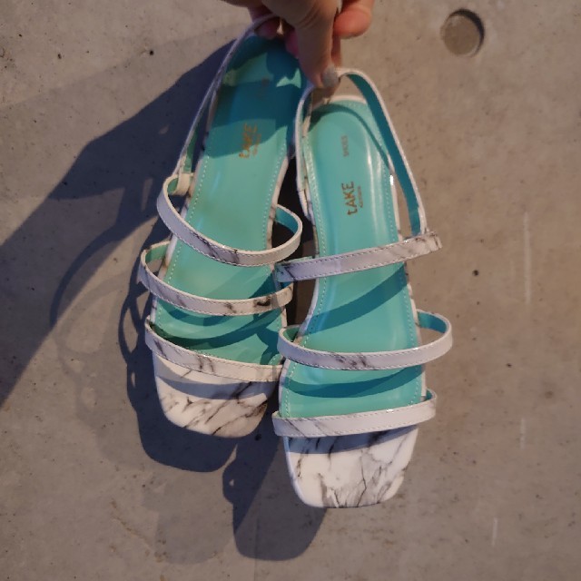 Kastane(カスタネ)のkastane 柄エナメル細紐サンダル レディースの靴/シューズ(サンダル)の商品写真