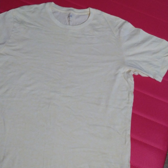 UNIQLO(ユニクロ)のUNIQLOイエローメンズTシャツL メンズのトップス(Tシャツ/カットソー(半袖/袖なし))の商品写真