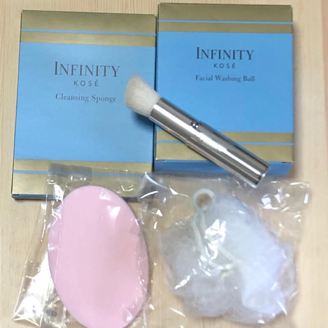 Infinity(インフィニティ)の新品未使用　インフィニティ　携帯用フェイスブラシ　他 コスメ/美容のメイク道具/ケアグッズ(ブラシ・チップ)の商品写真