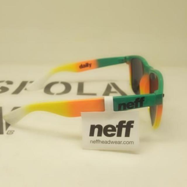 Neff(ネフ)のNEFF ネフ【DAILY】 緑/オレンジ トイサングラス レディースのファッション小物(サングラス/メガネ)の商品写真