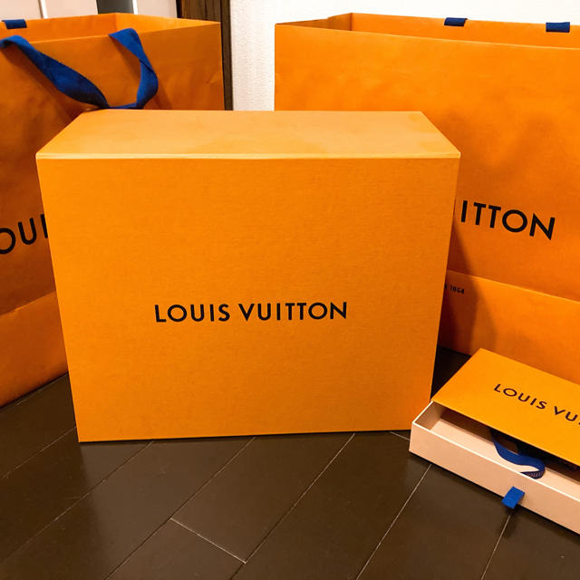 LOUIS VUITTON(ルイヴィトン)の最終価格❣️  先着の方。ルイヴィトン　紙袋✖️2、箱✖️2 レディースのバッグ(ショップ袋)の商品写真