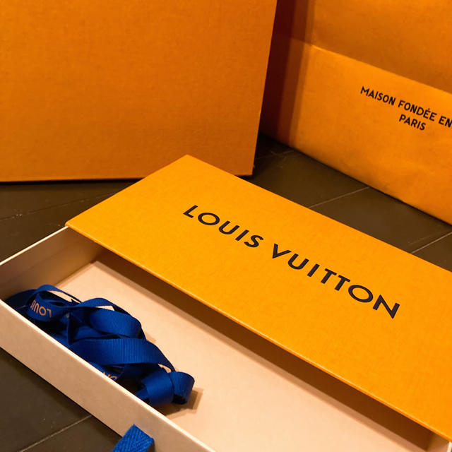 LOUIS VUITTON(ルイヴィトン)の最終価格❣️  先着の方。ルイヴィトン　紙袋✖️2、箱✖️2 レディースのバッグ(ショップ袋)の商品写真