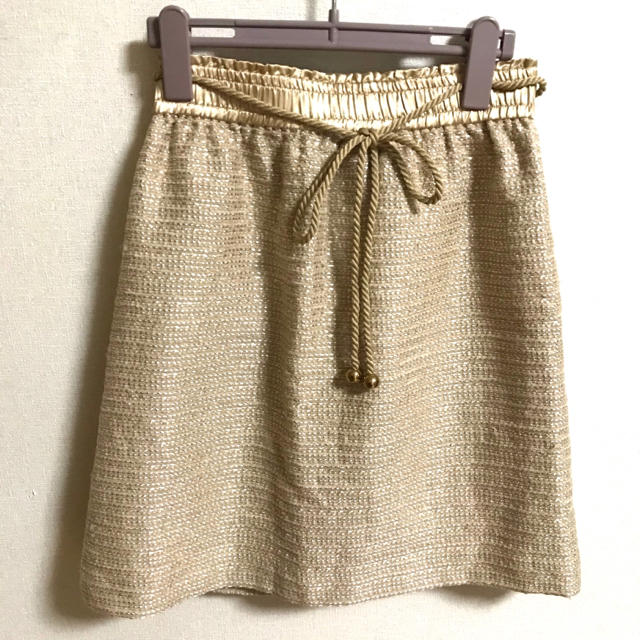 NATURAL BEAUTY BASIC(ナチュラルビューティーベーシック)のゴールド　ミニスカート　ナチュラルビューティベーシック レディースのスカート(ミニスカート)の商品写真